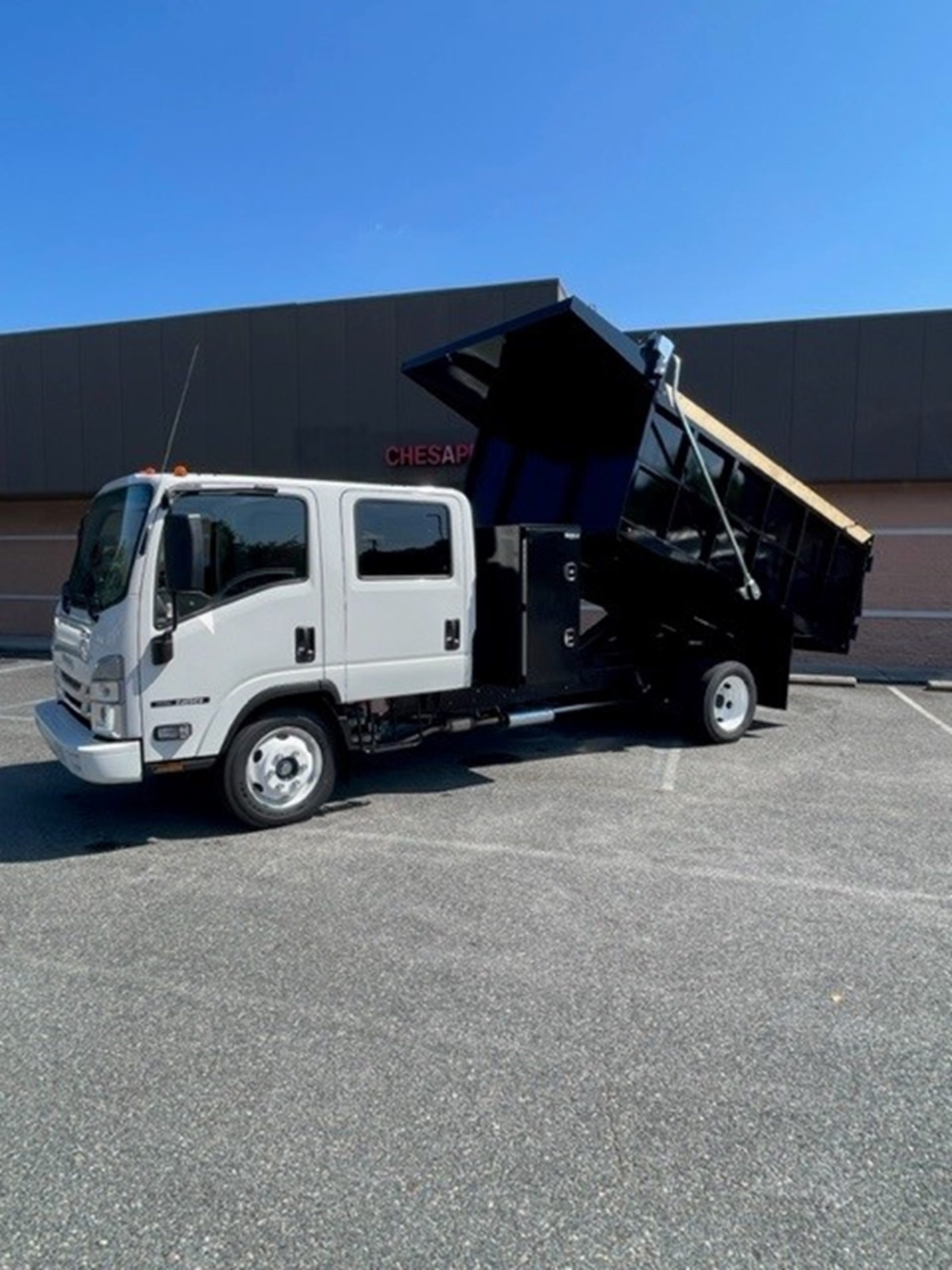 2024 Isuzu NRR GAS 1V4 - image 1 of 6