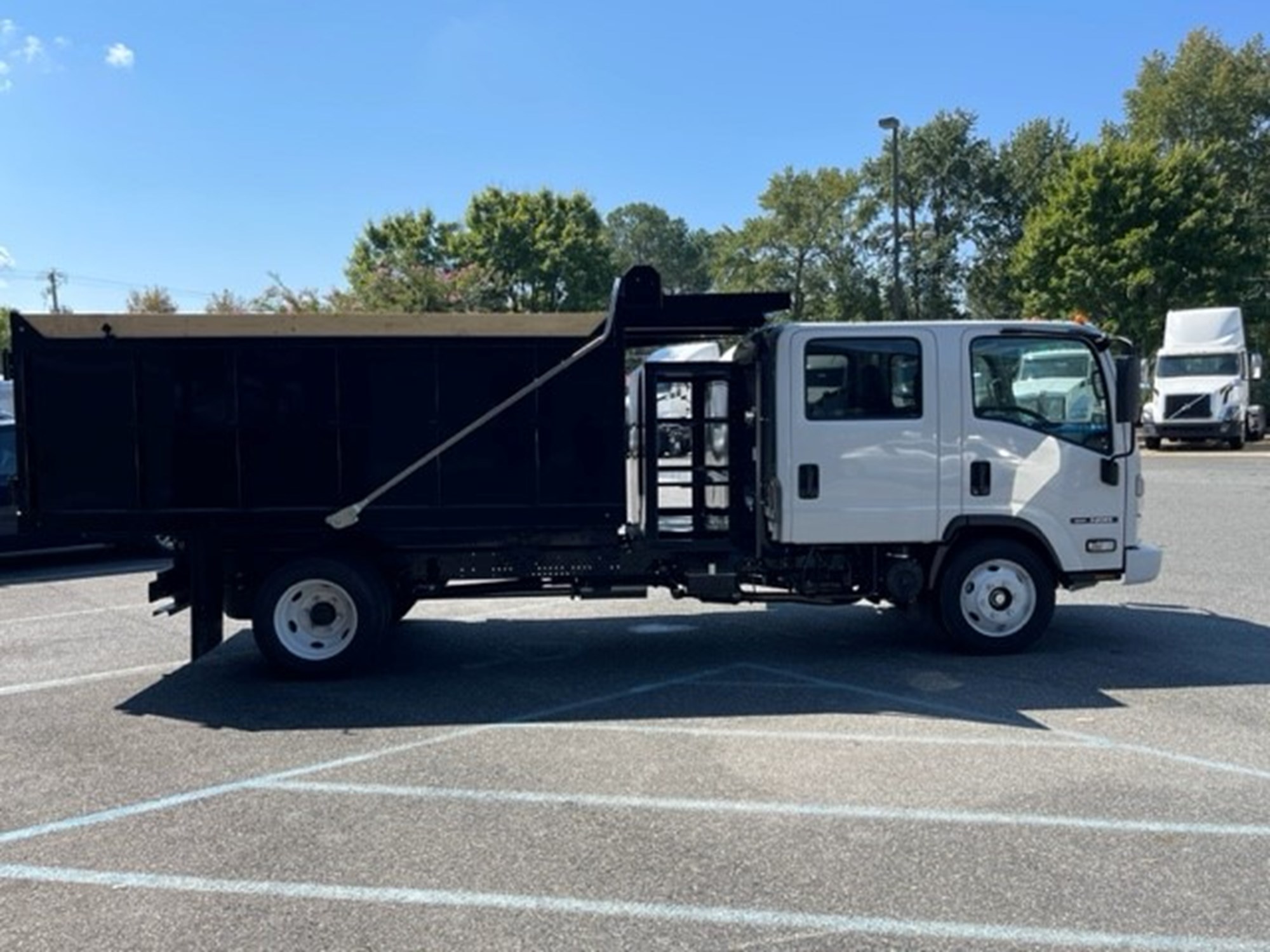 2024 Isuzu NRR GAS 1V4 - image 2 of 6