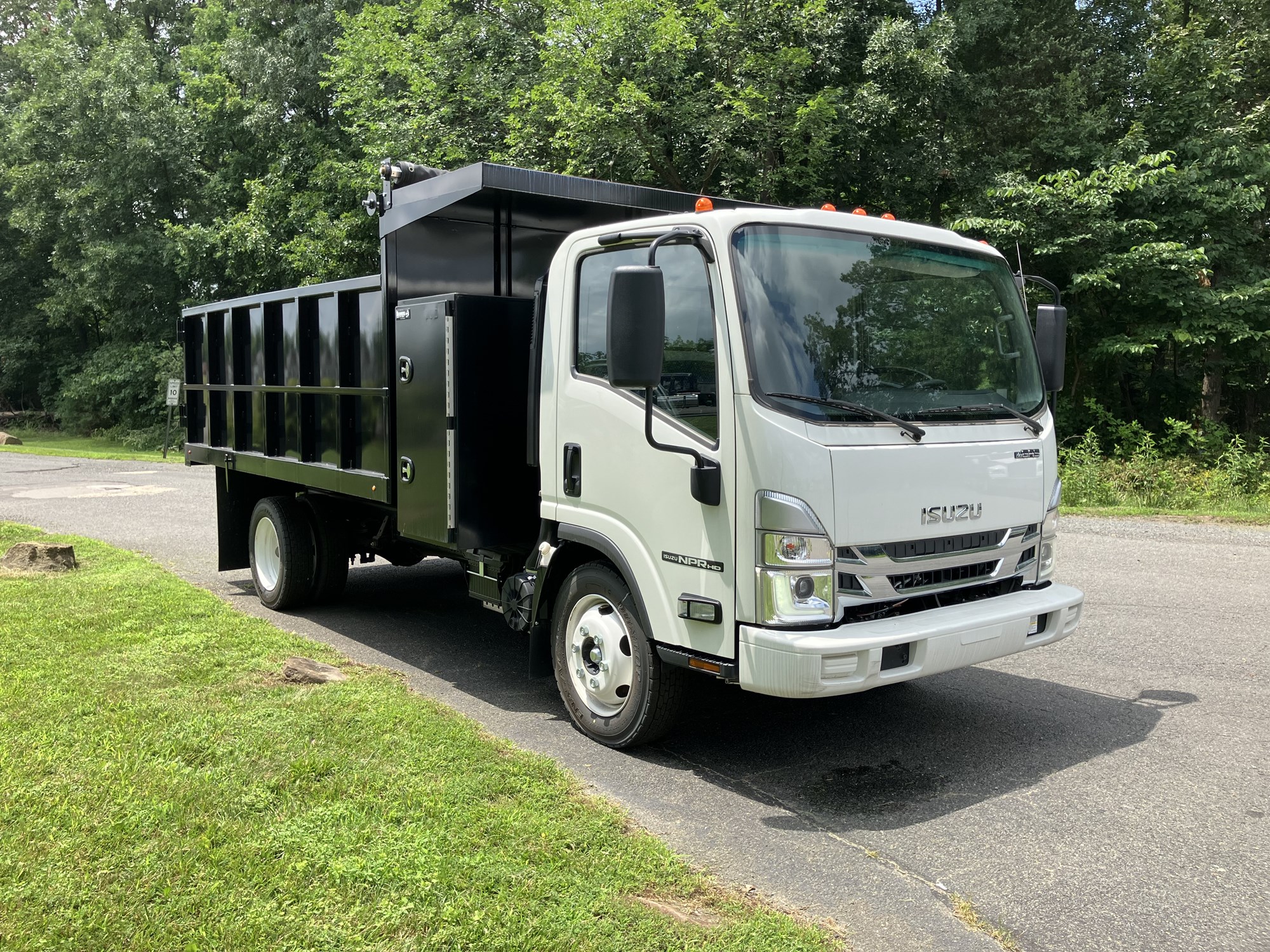 2024 Isuzu NPRGASHD 1F3 - image 3 of 6