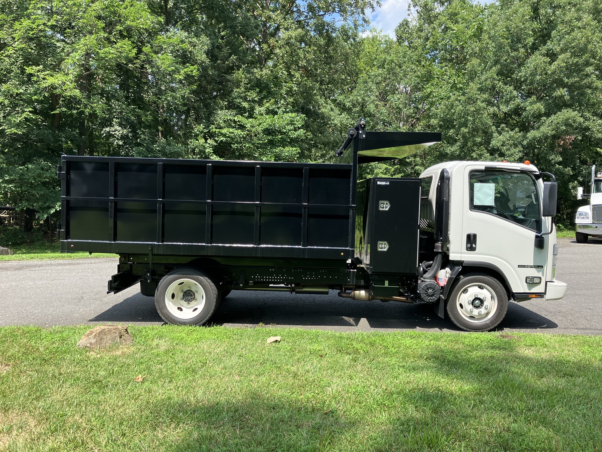 2024 Isuzu NPRGASHD 1F3 - image 4 of 6