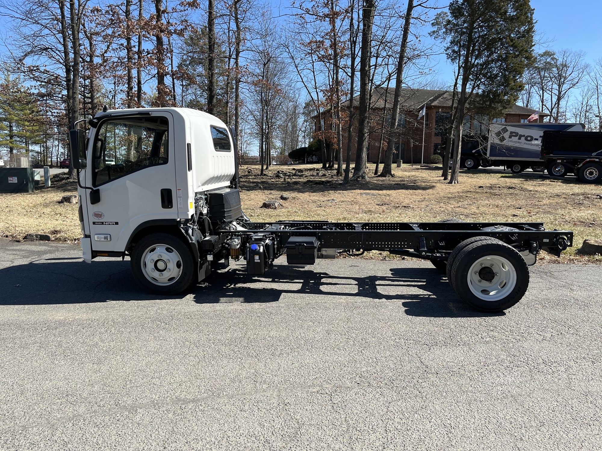 2025 Isuzu NRR 3U3 - image 1 of 4