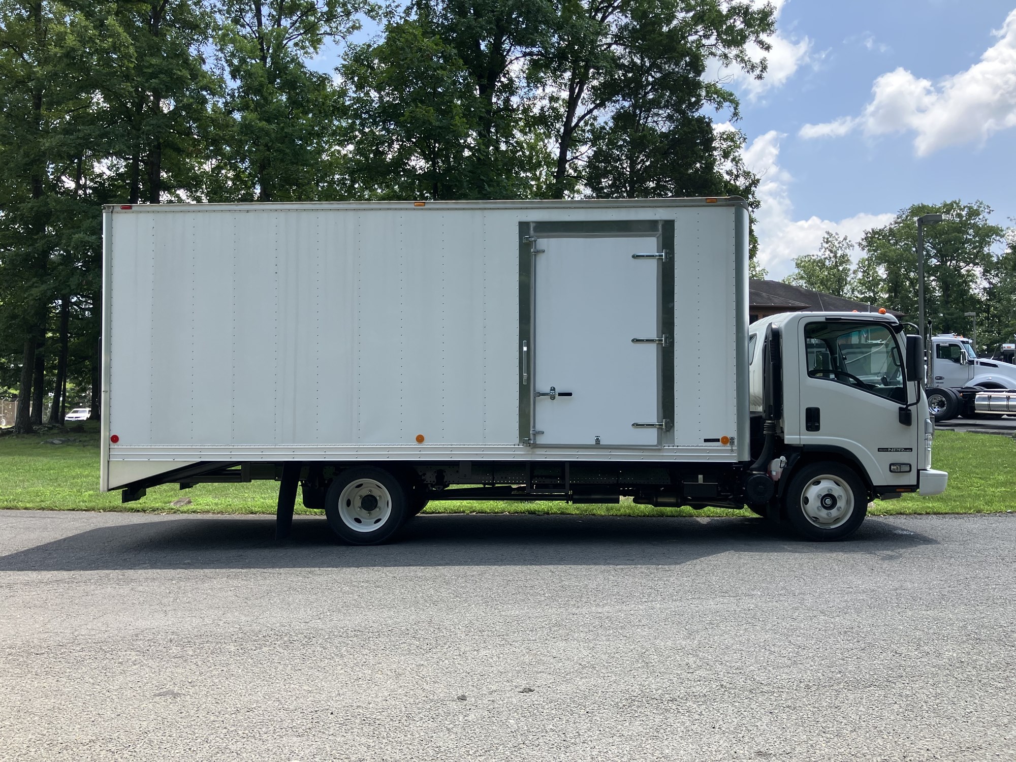 2024 Isuzu NPR GAS HD 1F4 - image 4 of 6