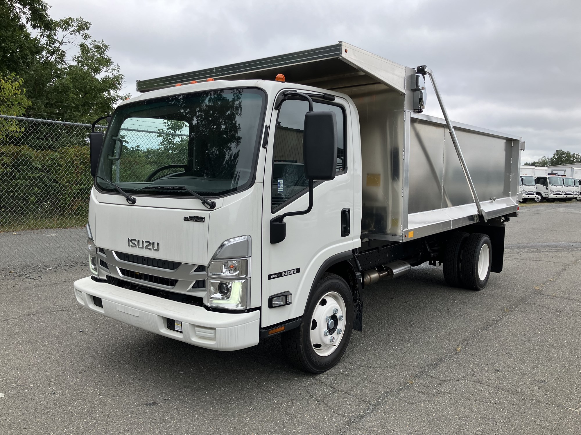 2025 Isuzu NRR GAS 1U3 - image 2 of 6