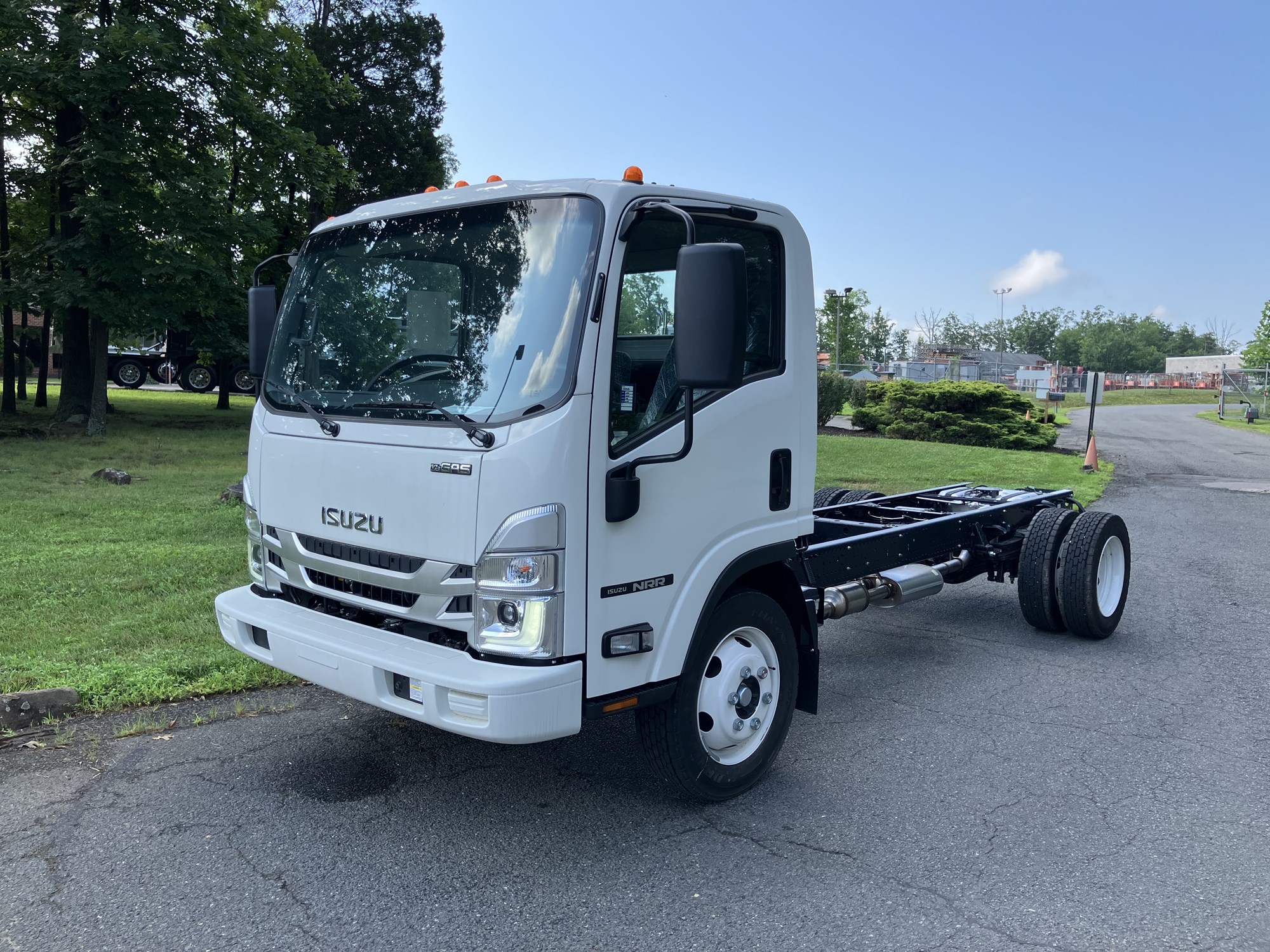 2025 Isuzu NRR GAS 1U3 - image 1 of 6