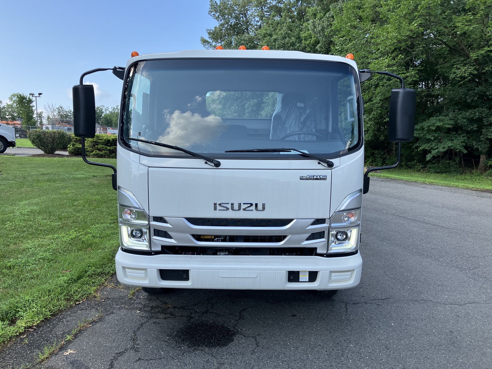 2025 Isuzu NRR GAS 1U3 - image 2 of 6