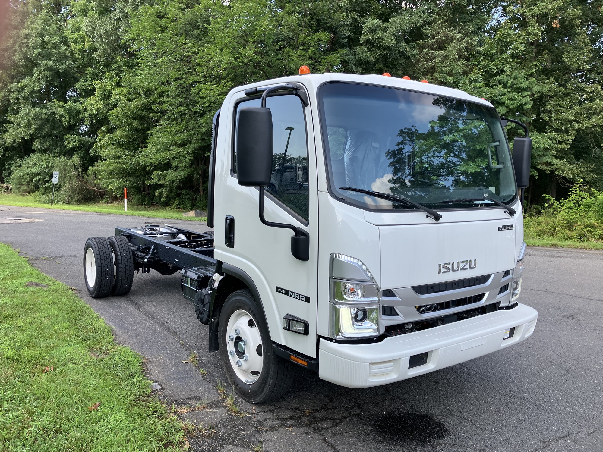 2025 Isuzu NRR GAS 1U3 - image 3 of 6